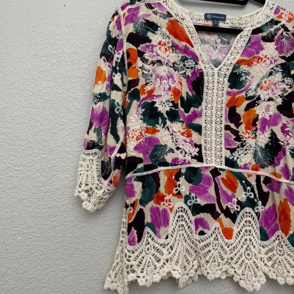 Democracy Three Quarter Sleeve V-Notch Neck Peplum Crochet Printed Woven Top M - Picture 6 of 15